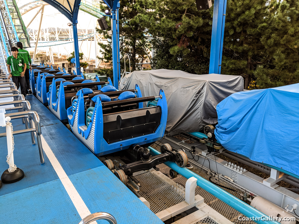 Surf Coaster Leviathan - Trains in the station