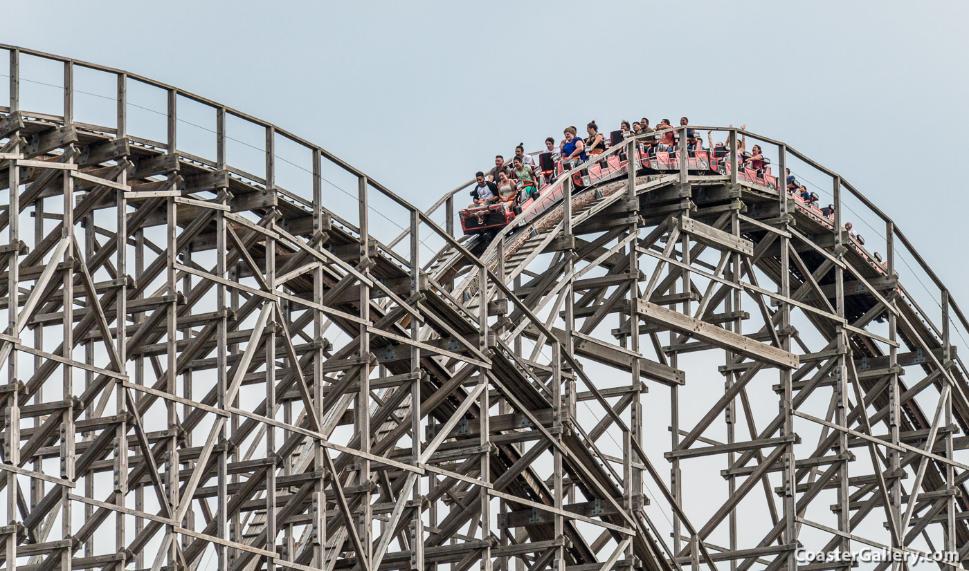 A description and photograph of the cars on the El Toro wooden roller coaster