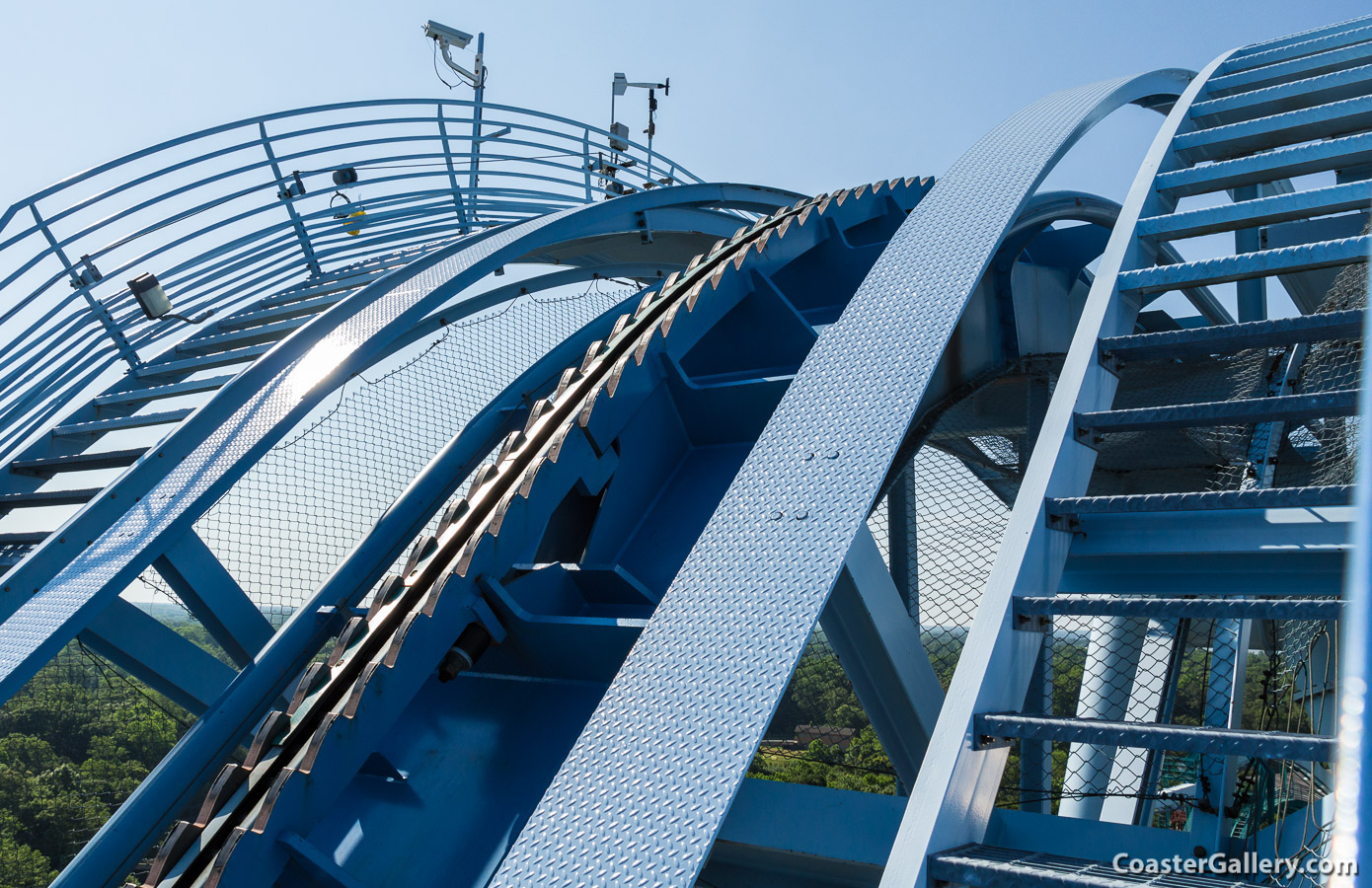 Sawtoothed features of the anti-rollback mechanism on a roller coaster chain lift