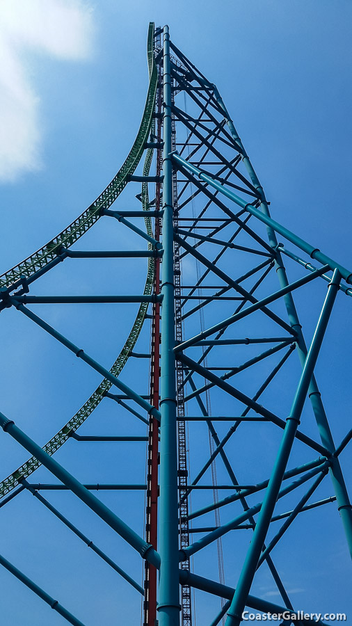 How does the Zumanjaro drop ride work?