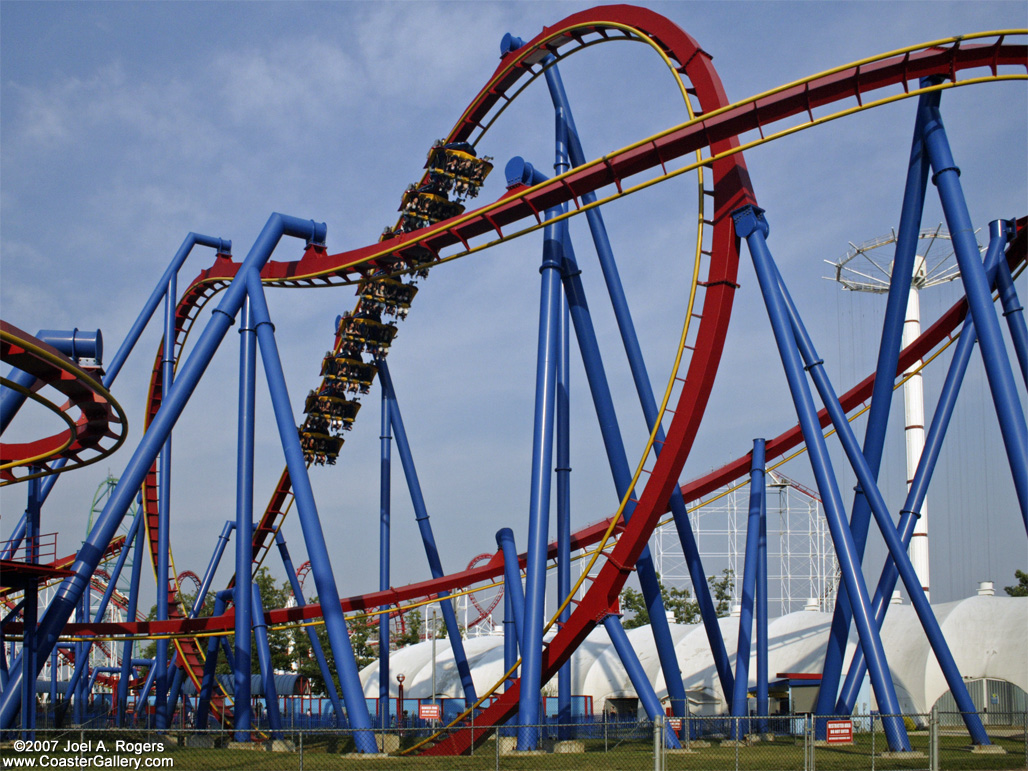 Superman Ultimate Flight - Pretzel Loop