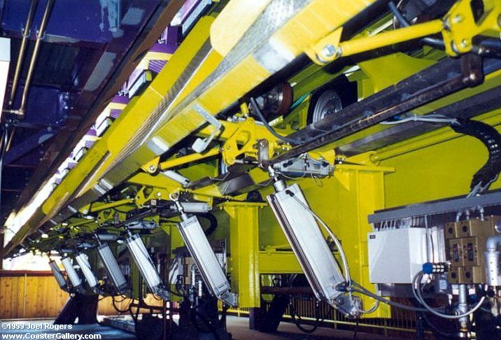 Floor retraction mechanism on the Medusa (now Bizarro) roller coaster