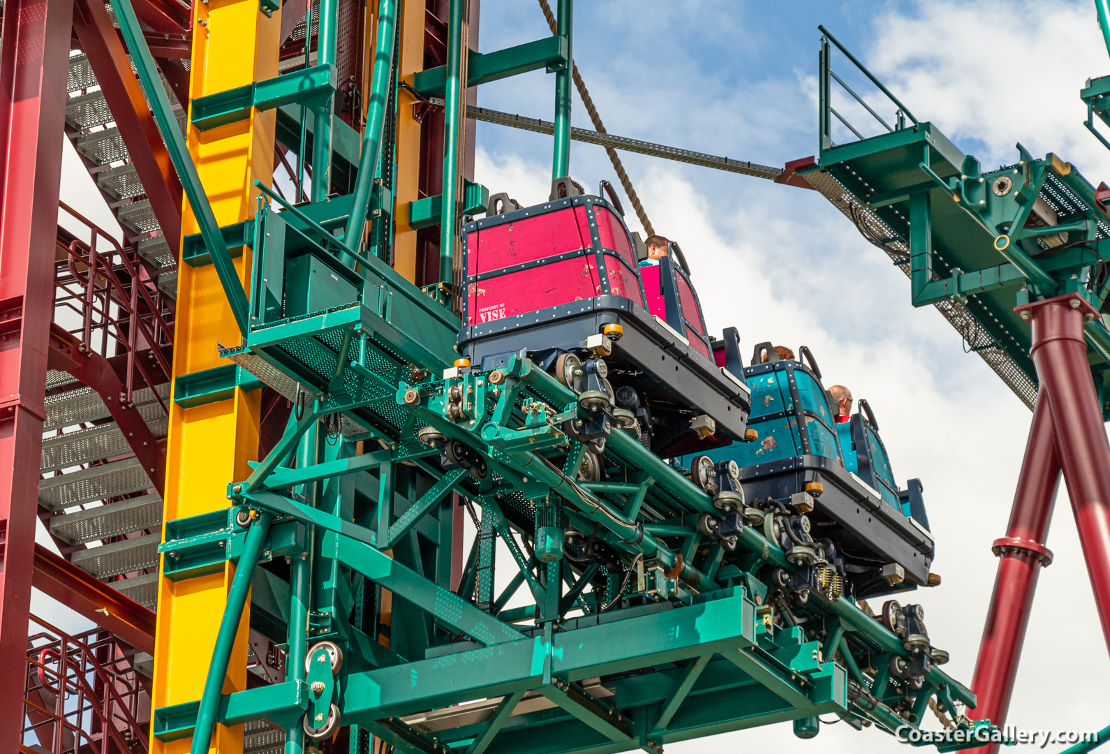 Elevator lift on the Cobra's Curse roller coaster