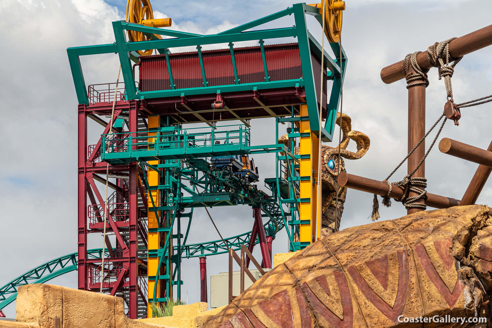 Elevator lift on the Cobra's Curse roller coaster