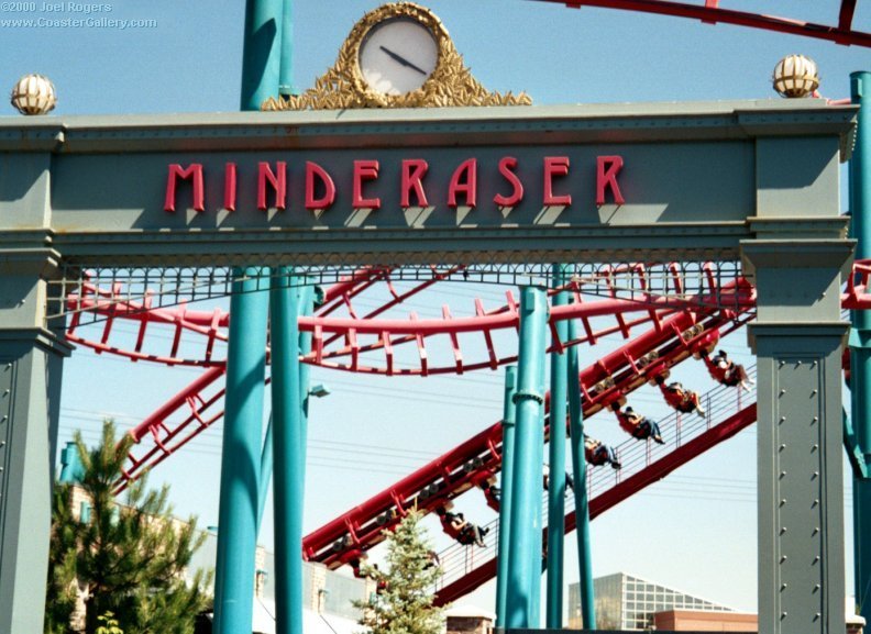 Entrance sign on Minderaser