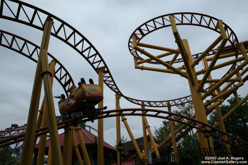 Rotating cars on the Spinning Dragons coaster