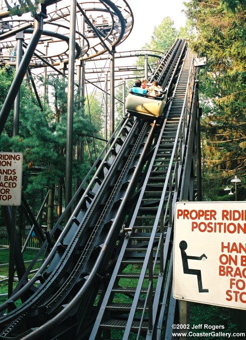 Wild Mouse slanted lift hill