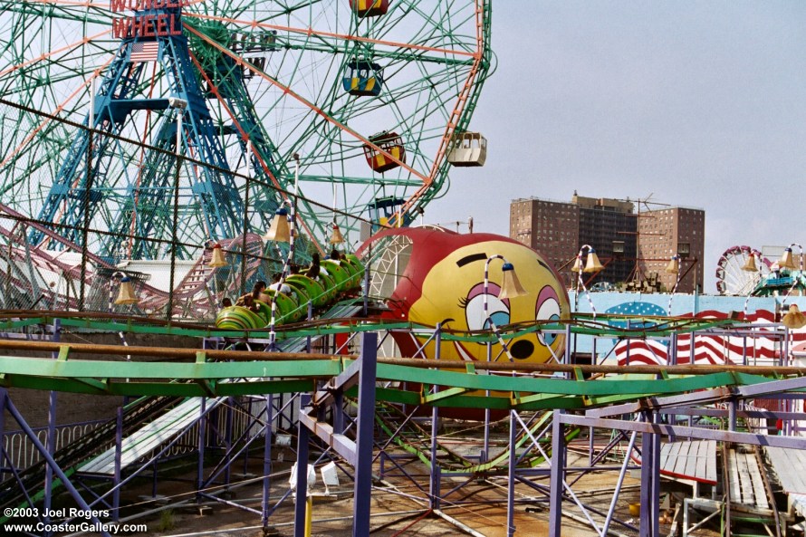 New York's Big Apple amusement park ride
