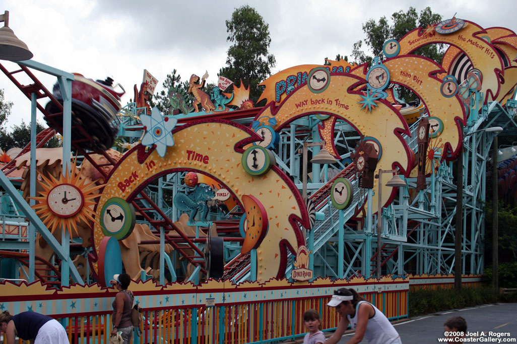 Lift hill decorations on Primeval Whirl