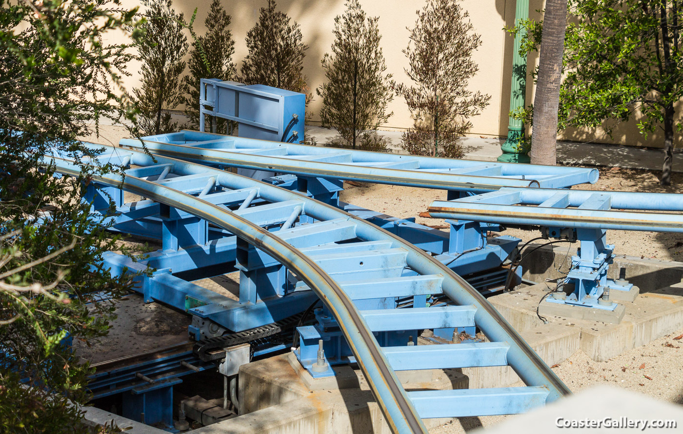 Switch track on the roller coaster loading and unloading platform