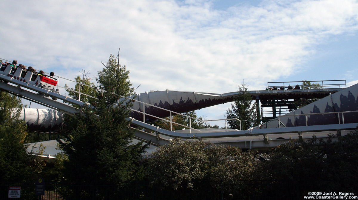 Roller coaster passing through a blocking brake