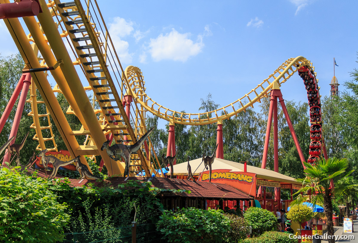 Vekoma roller coaster decorated with Australian kangaroos - Vekoma-Achterbahn mit australischen Kängurus dekoriert