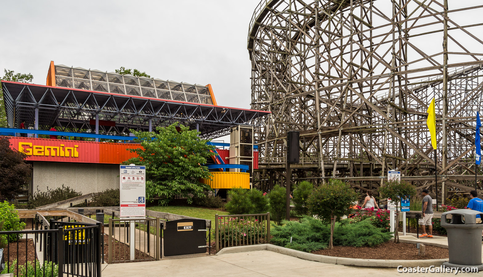 Pictures of the loading platoform of Gemini racing roller coaster