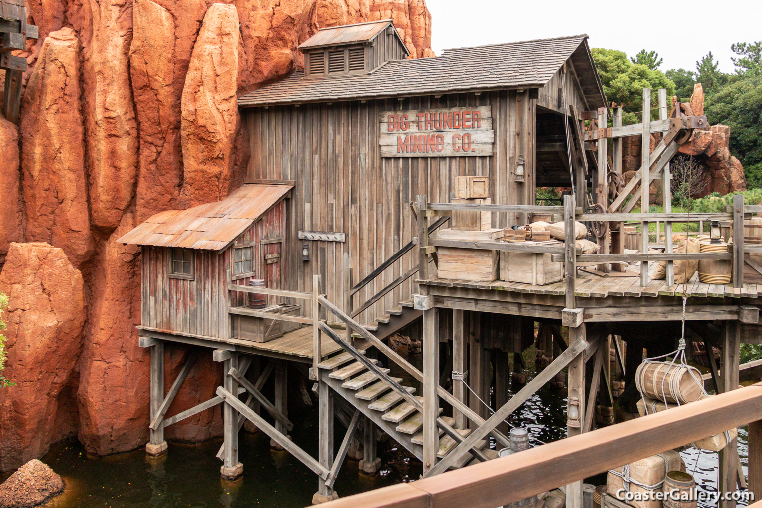 ビッグサンダー・マウンテン Japanese. Big Thunder Mountain in English.