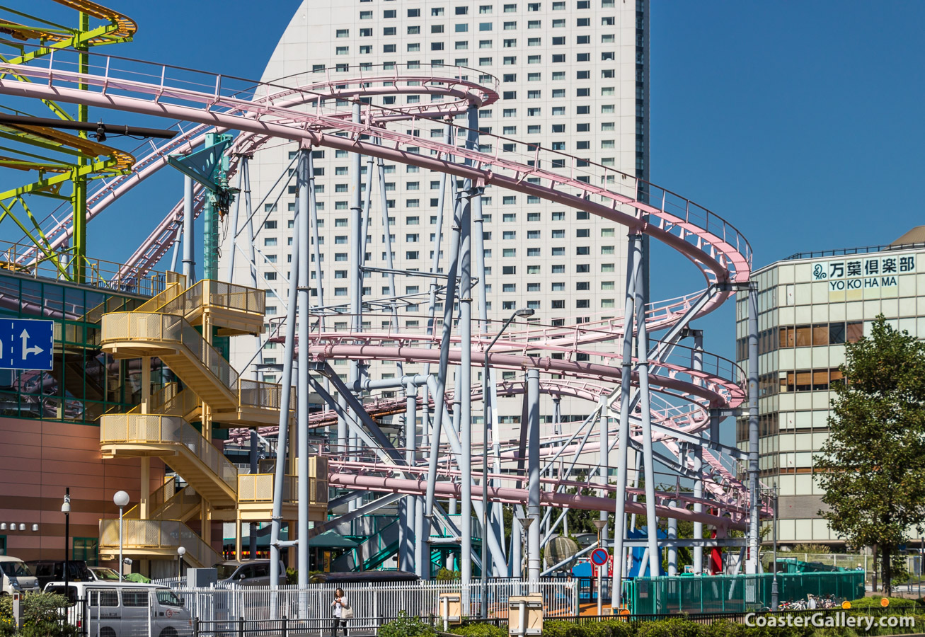 Pictures of the Diving Coaster Vanish! thrill ride at Yokohama Cosmoworld in Japan