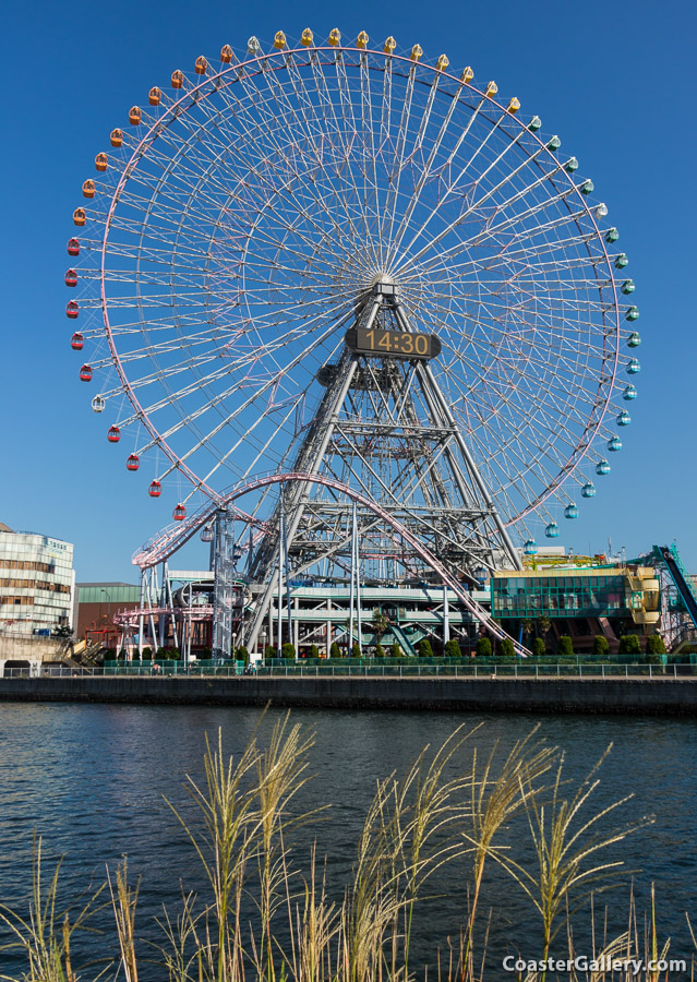 Diving Coaster Vanish! at Yokohama Cosmoworld in Japan