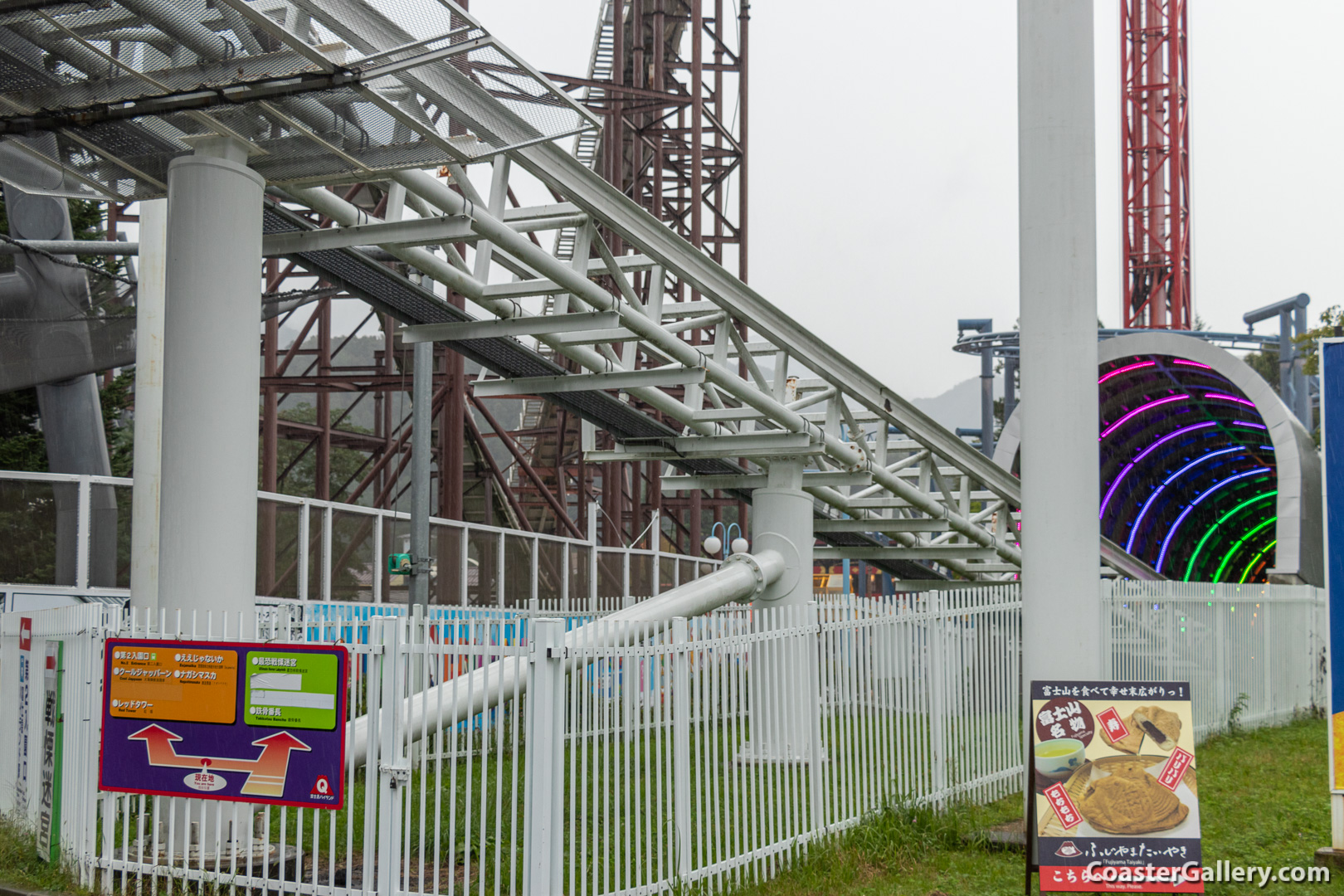 Do-Dodonpa roller coaster sponsored by the au Japanese company