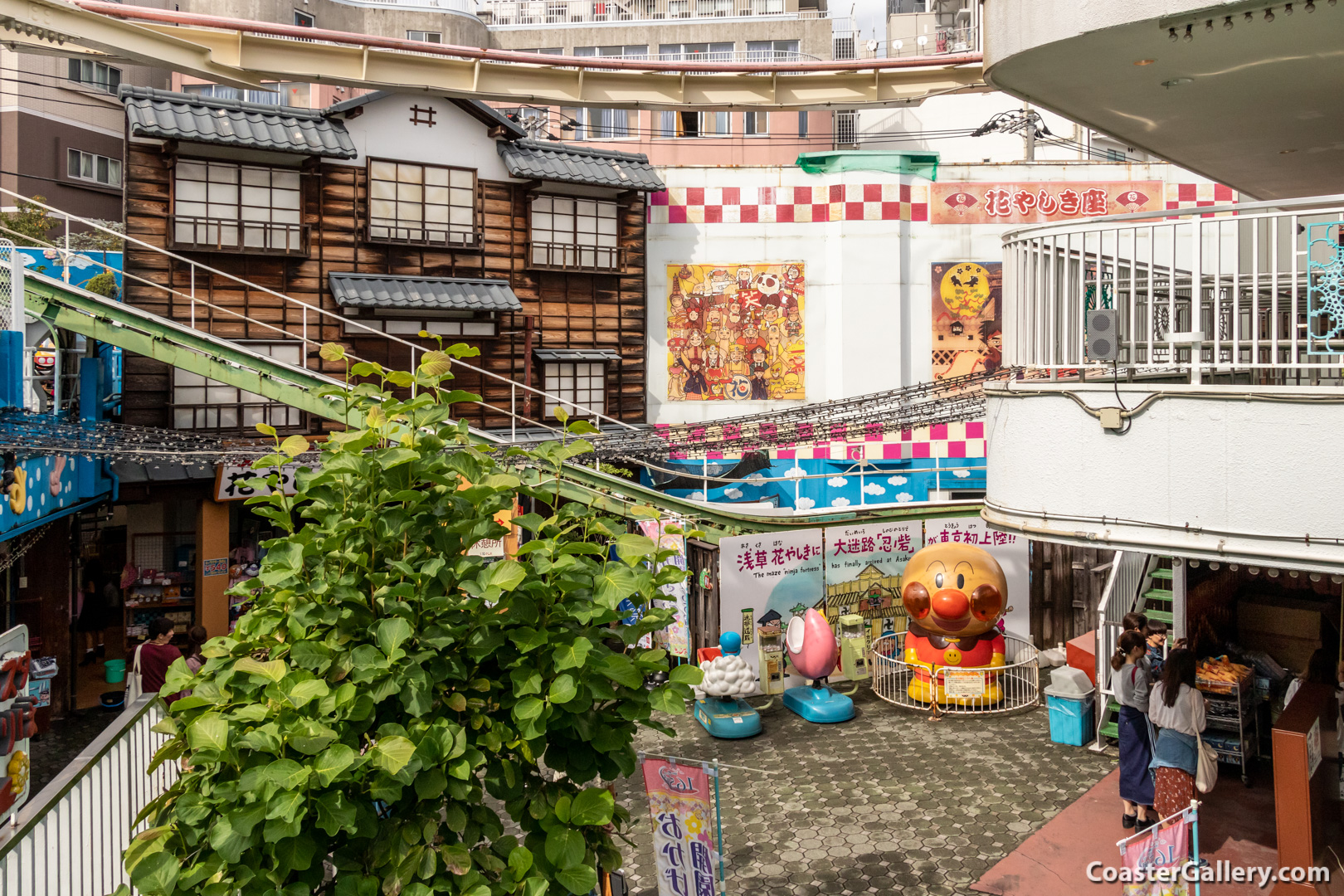 ローラーコースター Roller coaster at Hanayashiki amusement park