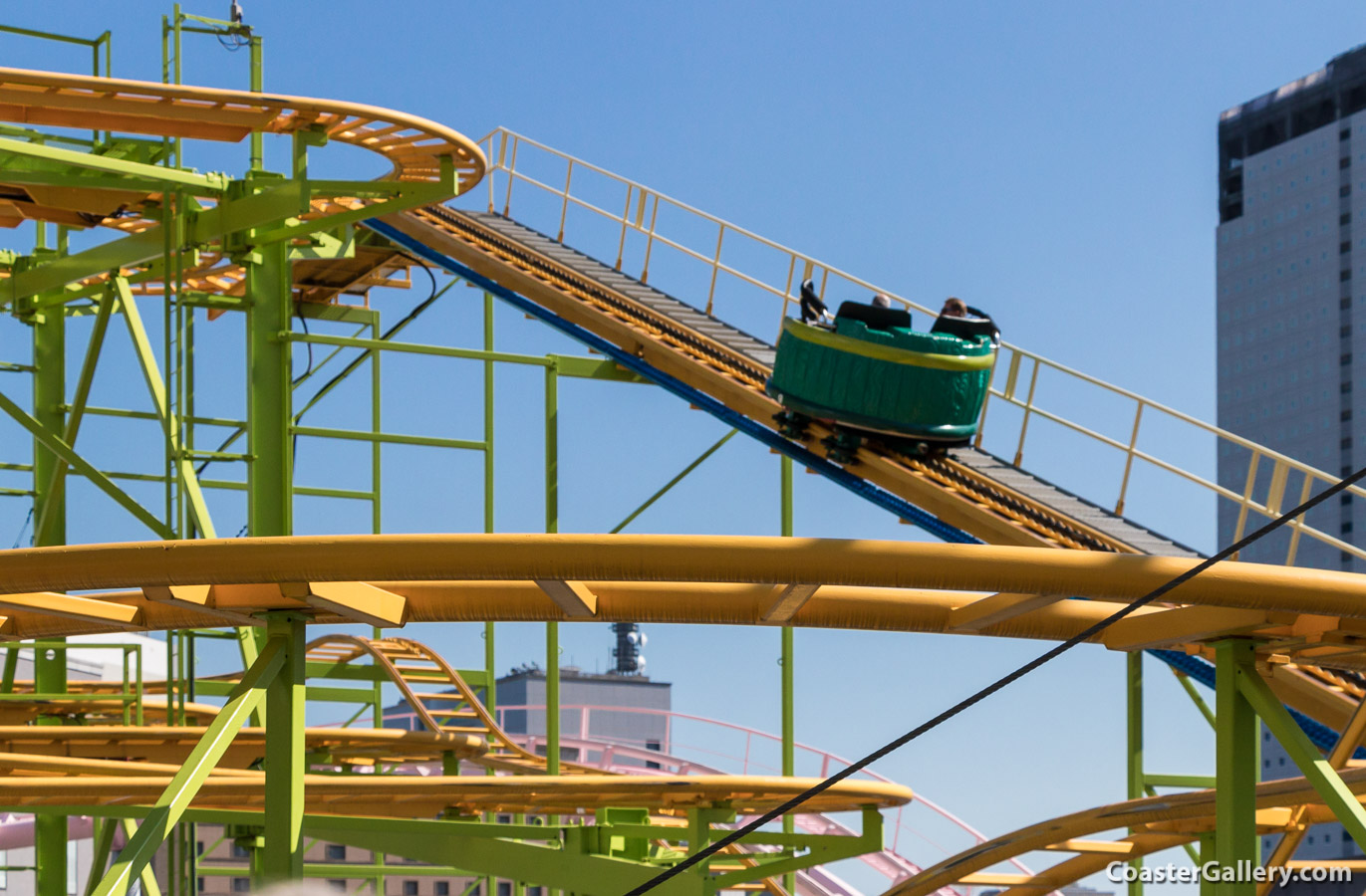 スピニングコースター / Spinning Coaster at Yokohama Cosmoworld in Japan